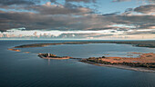 Küste und Leuchtturm Lange Erik im Norden der Insel Öland im Osten von Schweden von oben bei Sonnenuntergang 