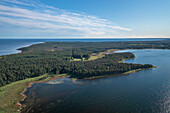 Küste im Norden der Insel Öland im Osten von Schweden von oben bei Sonne\n