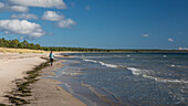 Frau am Lyckesand Strand auf der Insel Öland im Osten von Schweden bei Sonne und blauem Himmel\n