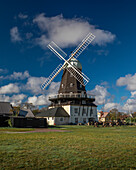 Größte Windmühle Sandviks Kvarn auf der Insel Öland im Osten von Schweden bei Sonne\n