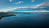 Siljansee von oben mit blauem Himmel in Dalarna, Schweden\n
