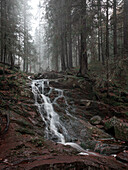 Wasserfall im Wald im Skuleskogen Nationalpark im Osten von Schweden