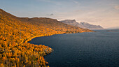 Landschaft mit Bergen und See im Stora Sjöfallet Nationalpark im Herbst in Lappland in Schweden von oben\n