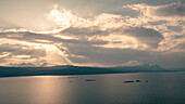 Landschaft mit verschneiten Bergen des Sarek Nationalparks und See im Stora Sjöfallet Nationalpark im Sonnenuntergang in Lappland in Schweden\n