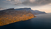 Landschaft mit Bergen und See im Stora Sjöfallet Nationalpark im Herbst in Lappland in Schweden\n
