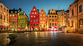 Beleuchtete bunte alte Hausfassaden am Platz Stortorget in der Altstadt Gamla Stan in Stockholm in Schweden bei Nacht\n