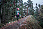 Frau wandert im Wald des Tiveden Nationalpark in Schweden\n