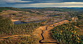 Wilde Landschaft mit Wald, Fluss und Seen im Herbst in Jämtland in Schweden von oben\n