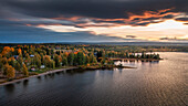 Seeufer im Herbst in Jämtland in Schweden von oben bei Sonnenuntergang\n