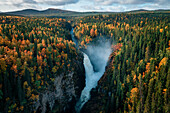 Wasserfall Hällingsåfallet bei Strömsund mit Wald im Herbst im Jämtland in Schweden von oben\n