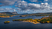 Wilde Landschaft mit See und Bergen im Herbst in Jämtland in Schweden von oben\n