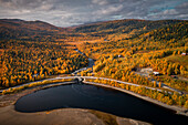 Landschaft mit Fluss, See und Wald im Herbst in Jämtland in Schweden von oben\n
