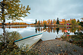 Boot am See im Herbst entlang der Wilderness Road in Lappland in Schweden\n