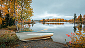 Boot am See im Herbst entlang der Wilderness Road in Lappland in Schweden\n