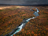 Fluss entlang der Wilderness Road, auf der Hochebene Vildmarksvägen in Jämtland im Herbst in Schweden von oben\n