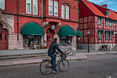 Radfahrer in Ystad in Schweden\n