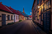 Straße mit Sankt Marien Kirche in Ystad in Schweden bei Nacht\n