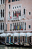 Venetianische Gondeln am Canale Grande vor einer Hotel Fassade, Venedig, Venetien, Italien, Europa