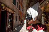 Detailaufnahme von Harlekin Skulptur in Gasse von Venedig, Venedig, Venetien, Italien, Europa