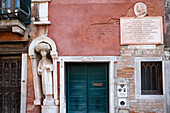 Mann mit Turban, Steinskulptur in einer säulengerahmten Mauernische an tintorettos Haus, Venedig, Venetien, Italien, Europa