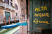 Blick auf den Notausgang der alten Libreria Aqua Alta in Venedig, Venetien, Italien, Europa