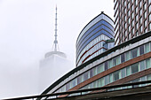 Das One World Trade Center in Manhattan ist nur wenig aus dem Nebel zu sehen