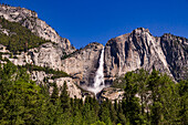 Die Yosemite Falls im gleichnamigen Nationalpark in Kalifornien zeigen sich hier mit dem Yosemite Creek, der hier die Upper Falls bildet