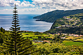 Ausblick auf die Natur und das Meer vom Miradouro do Por-do-Sol im Süden der Insel São Miguel, Azoren, Portugal, Europa