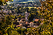 Ausblick auf die Kirche von Reichelsheim im Odenwaldkreis, Hessen, Deutschland