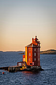 Kjeungsskjaeret Fyr, der achteckige Leuchtturm weist den Schiffen die Einfahrt in den Fjord von Trondheim, Örland, Tröndelag, Norwegen, Europa