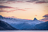 Gebirgszüge am Polarkreis mit einer wunderschönen Morgenröte, Nordland, Norwegen, Europa