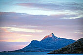 Gebirgszüge am Polarkreis am Morgen, Nordland, Norwegen, Europa