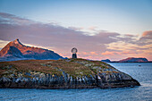 Blick auf den Polarkreisglobus am Morgen, Vikingen, Rödöy, Nordland, Norwegen, Europa