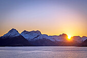 Sonnenaufgang am Polarkreis, Rödöy, Nordland, Norwegen, Europa