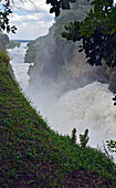Uganda; Northern Region an der Grenze zur Western Region; Murchison Falls Nationalpark; am Victoria Nil; Gischt und tosende Strudel am Murchison Wasserfall