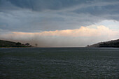 Uganda; Western Region; Queen Elizabeth Nationalpark; Kazinga Kanal; kurz vor der Mündung in den Edward See; dunkle Regenwolken über dem Kanal; heftiger Regen im Hintergrund