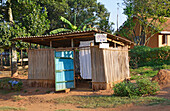 Uganda; Zentraluganda; Entebbe; kleine Garküche am Straßenrand in Entebbe
