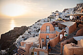 Sonnenuntergang mit Blick über Oia, Windmühle, Santorini, Santorin, Kykladen, Ägäisches Meer, Mittelmeer, Griechenland, Europa
