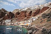 Restaurants an der Ammoudi Bucht mit Blick auf Oia, Santorini, Santorin, Kykladen, Ägäisches Meer, Mittelmeer, Griechenland, Europa