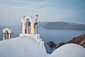 Church on the steep coast of Oia, view of the caldera of Santorini, Santorin, Cyclades, Aegean Sea, Mediterranean Sea, Greece, Europe