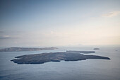 Blick von Fira auf Vulkan (Caldera) von Santorini, Santorin, Kykladen, Ägäisches Meer, Mittelmeer, Griechenland, Europa