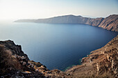 Blick vom Skaros Fels bei Fira auf die Caldera von Santorini, Santorin, Kykladen, Ägäisches Meer, Mittelmeer, Griechenland, Europa