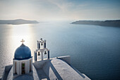 Griechisch-orthodoxe Kirche, Blick von Fira auf die Caldera von Santorini, Santorin, Kykladen, Ägäisches Meer, Mittelmeer, Griechenland, Europa