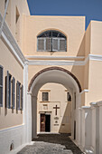 Katholisches Kloster in der Altstadt von Fira, Santorini, Santorin, Kykladen, Ägäisches Meer, Mittelmeer, Griechenland, Europa