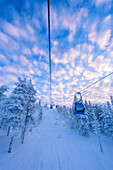 Seilbahn zum Skigebiet auf den Hausberg bei Levi, Finnland
