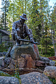 Goldgräbermuseum, Bildhauer Ensio Seppännen aus Kemi schuf die Bronzestatue eines Goldwäscher im Goldgräberdorf, Tankavaara, Finnland