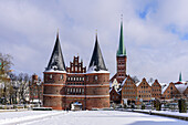 St.-Petri-Kirche mit Häuserfront am Holsten Tor, Lübeck, Lübecker Bucht, Schleswig Holstein, Deutschland