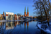 View of the cathedral on the Obertrave, Lübeck, Bay of Lübeck, Schleswig Holstein, Germany