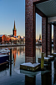 Im Vordergrund das Radisson Blu Senator Hotel, Blick auf St. Petri-Kirche, Lübeck, Lübecker Bucht, Schleswig Holstein, Deutschland