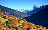 Blick ins Grödnertal von Lajen mit Langkofel und Sella, Südtirol, Italien